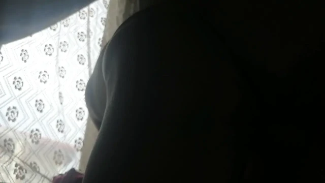 Üvey oğlum sevimli götünü kaydederken kocaman kıçımı sikiyor
