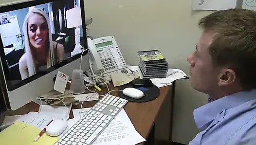 Stacey Saran Kd'nin yarağını çalışan büyük memeli bir sarışın