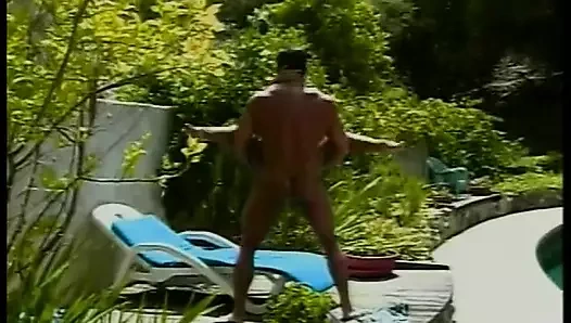 Sürtük sakso çektikten sonra havuz kenarında sert sikişiyor ve sonra boşalıyor