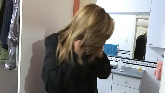 Arkadaşımı memnun ediyorum ve üvey oğlunu beni izlemeye ve mastürbasyon yapmaya davet ediyorum