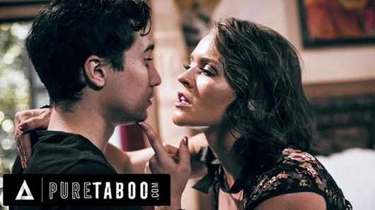 Saf tabu sekse aç orta yaşlı seksi kadın krissy lynn kocasını sapık gözetli genç kızla aldatıyor