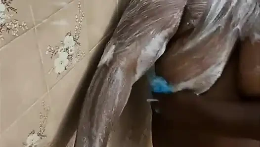 Siyah kadın banyo yapıyor