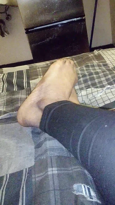 Gece geç saatlerde güzel ayaklar ayak ovuyor fetişi