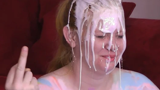 Vincent yüksek kart oyunu için seksi veteriner Julie ve Belle'e katılıyor