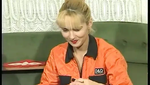 Ateşli lezbolar birbirlerinin amlarını yalıyor ve sonra kanepede parmakla sikişiyor