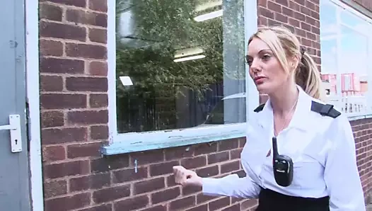 Blonde Ficksau mit geilen Titten reitet den Schwanz