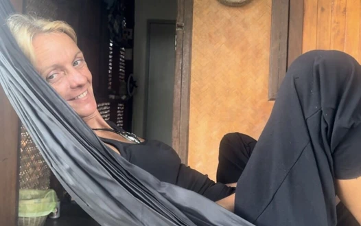 Komşu - İçeri gel ve ben arkamdan, içime hızla