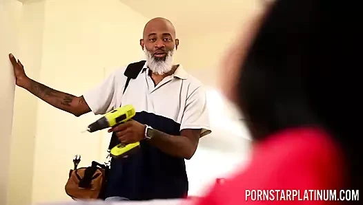 Pornstarplatinum – abanoz mocha menage bbc tesisatçısını baştan çıkarıyor