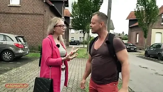 Gözlüklü güzel sarışın yan odaya yaklaştı