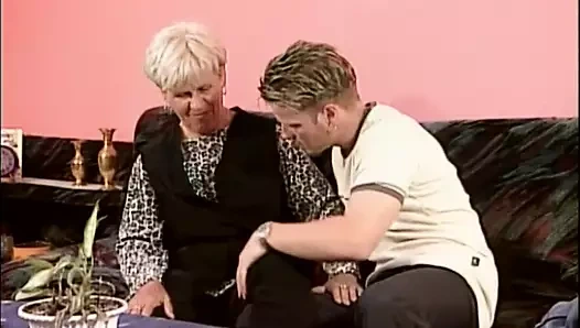 Genç adam ve yaşlı kadın sert sikişiyor!