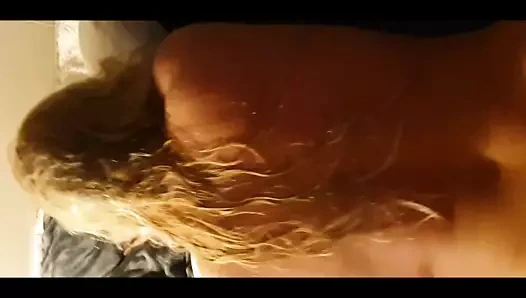 Puma becerdin köpek üzerinde ona yatak