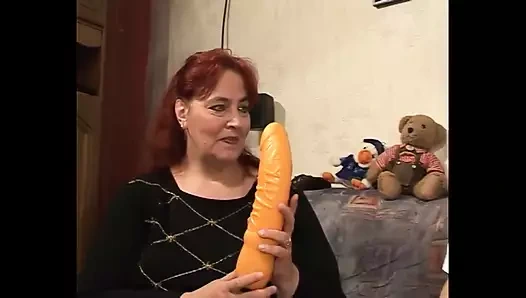 İri güzel kadın erkeği tarafından oyuncakla sikilmeyi seviyor