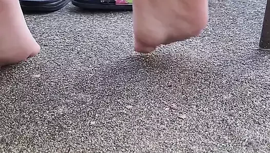 Topuklu ayakkabılar ve ayaklarımın tabanları dışarıda