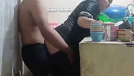 Çalışan mutfakta sikiliyor, patronumun karısı neredeyse bizi Mexico City'de yakalıyor