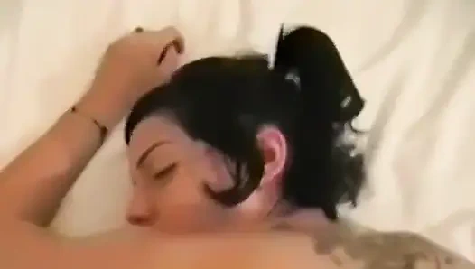 Kitty Kay sikiliyor ve sonra göğüslerine boşaltıyor