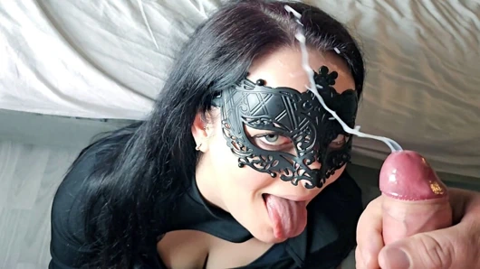 Orta yaşlı seksi kadın yüzünü dölle kaplıyor - büyük yüze boşalma - millie fox