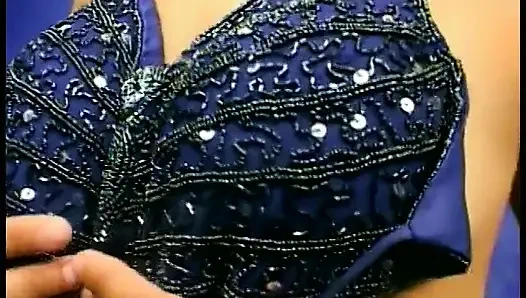 Hintli kaltak başka bir yarağı yalarken kıllı amını siktiriyor