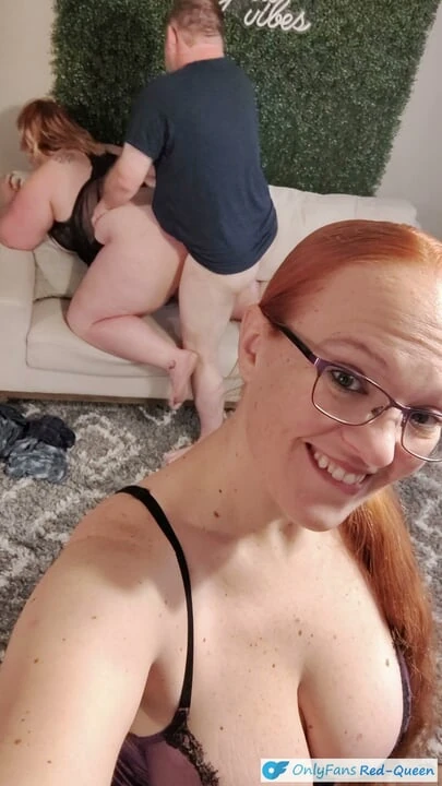 selfie - evli kadın genç sevimli iri güzel kadın tarafından aldatılmalarını izliyor ve filme alıyor