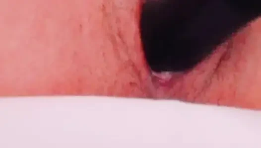 Asyalı genç kız tek başına vibratörle amını oynamayı seviyor