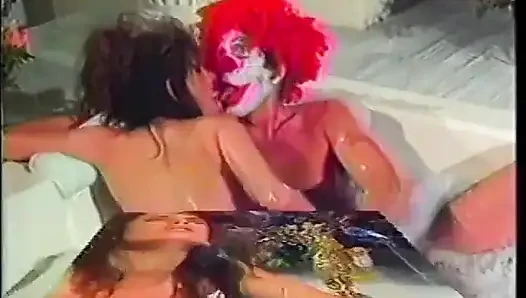 Harika götlü seksi esmer kadın palyaçodan domalarak sikişmeyi seviyor