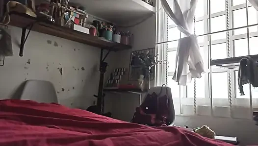 Tombul üvey annemin odasından ayrıldım