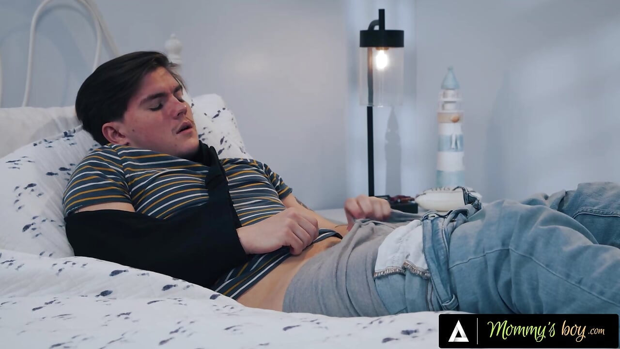 Annenin oğlu - August Skye orta yaşlı seksi üvey anne yaralı üvey oğluna meme sikişinde yardım ediyor
