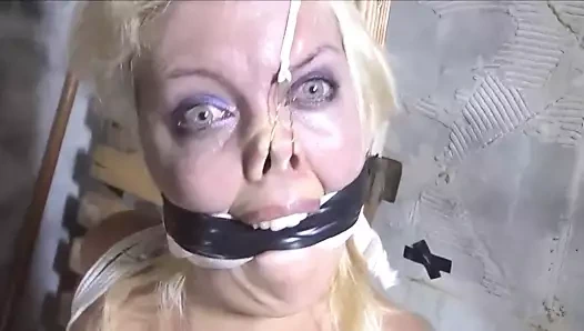 Aşağılayıcı esaret poz için bir kibirli sarışın