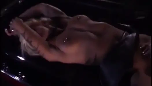 Dövmeli lezbiyen arabada dışarıda tekmeliyor - pirsingli orta yaşlı seksi kadın