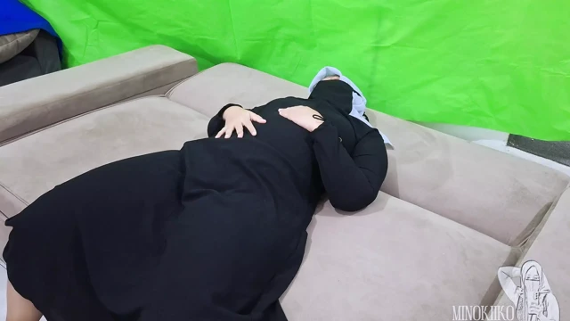 Tesettürlü kız villa gardiyanının sıkı amcığını sikmesine izin veriyor