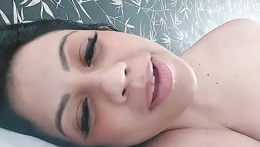 Benimle uyu ve vajinamı em.