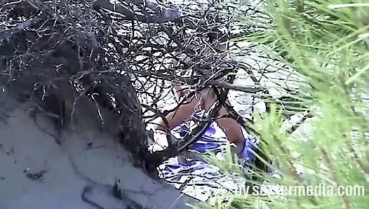 Plajda Çıplak Çıplak Kahverengi Esmer Üstsüz