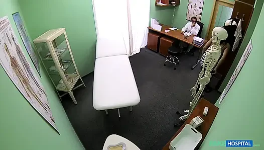 Öğrenci tam vücut muayenesi ve dölleme sürprizi alıyor
