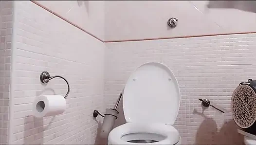 Chantal ve banyoda ıslak amcığı