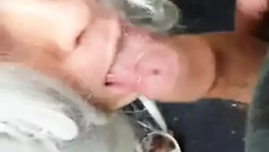 Kadın kılıklı beni emiyor