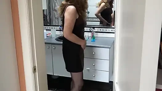 Olgun üvey anne mastürbasyon yapmak ve üvey oğluyla sikişmek için erotik iç çamaşırı giyiyor