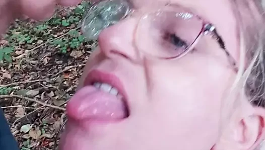 Skanky cumdump domuz kız ormanda kamu yüz alır