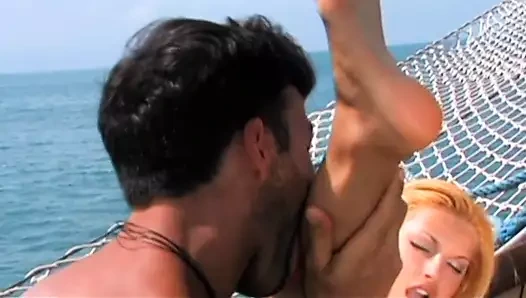 Nikki güneşte vahşi sikme için bikinisini çıkarıyor