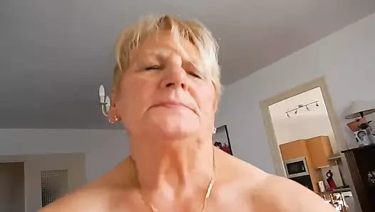 chubby büyükanne sürme horoz