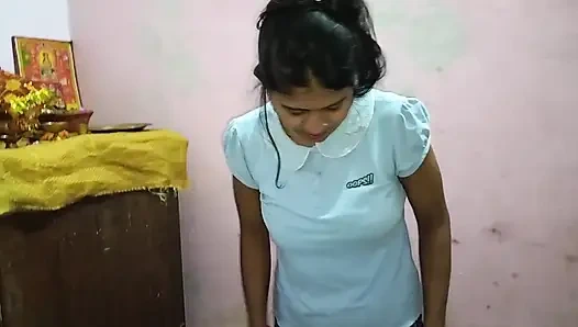 Genç üvey kız ateşli baldızın güzelliğini gördükten sonra penisi sertleşiyor