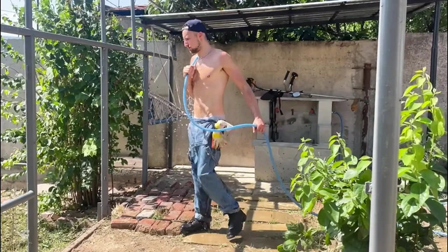 Bahçıvan beni uyandırdı ve kendimi bahçede salıncakta ona verdim