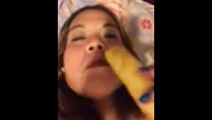 Madura infield chupando muz