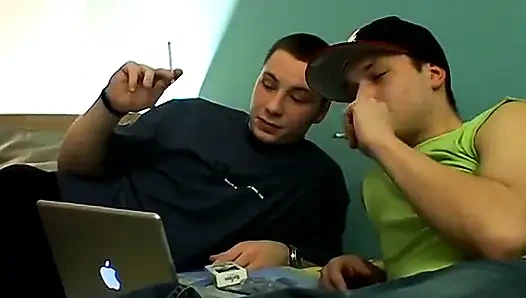 Heteroseksüel arkadaşlar sigara içiyor!