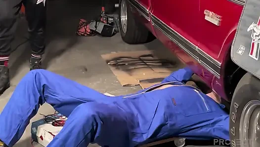 Atölyede amcık, seni sikmeme izin ver!