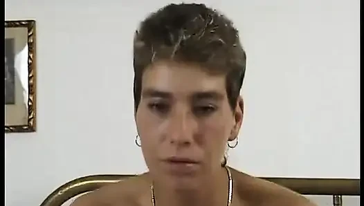 Küçük memeli orta yaşlı seksi kadın yarağa biniyor