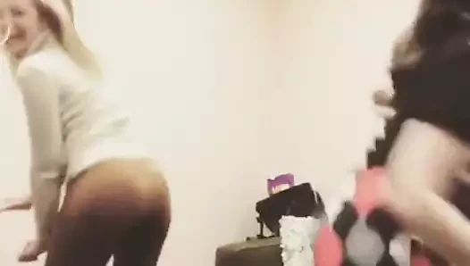 Beth behrs ve kat dennings 'doğum günü pastası' için dans ediyor