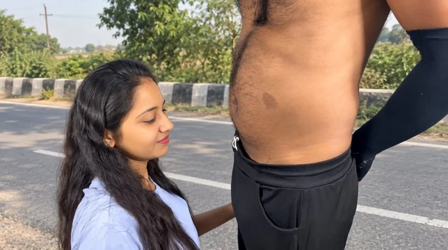 Bhabhi'nin küçük üvey kız kardeşi odama geldi ve sikimi emdi.