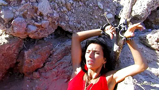 Alışılmadık derecede sıkı göt deliği esmerleri seven anal seven azgın adamlar için bir mıknatıs