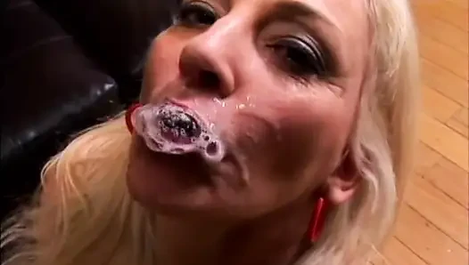 Büyük göğüslü orta yaşlı seksi sürtük kaslı adam tarafından sikiliyor