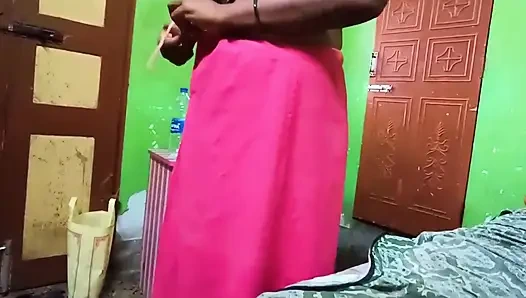 Ammu büyük göğüslerini gösteriyor ve sari değiştiriyor