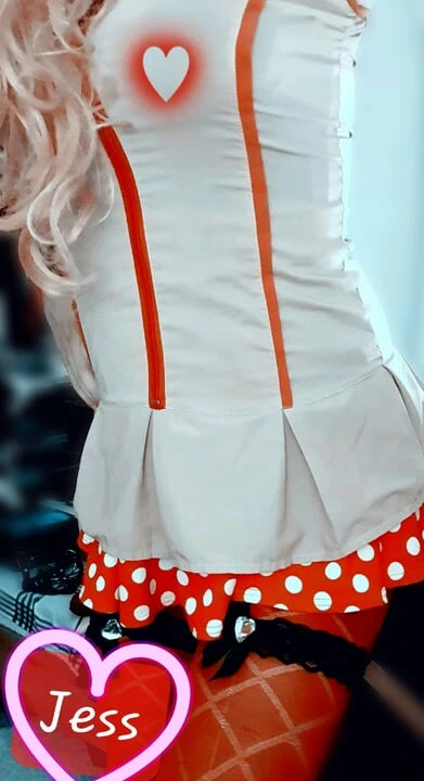 Genç kadın kılıklı büyük dildoyla sikişiyor